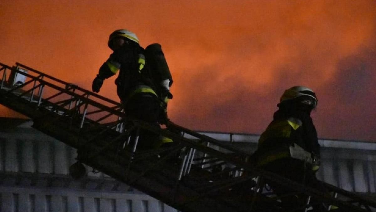 В Днепре на больших складах произошел масштабный пожар: фото, видео