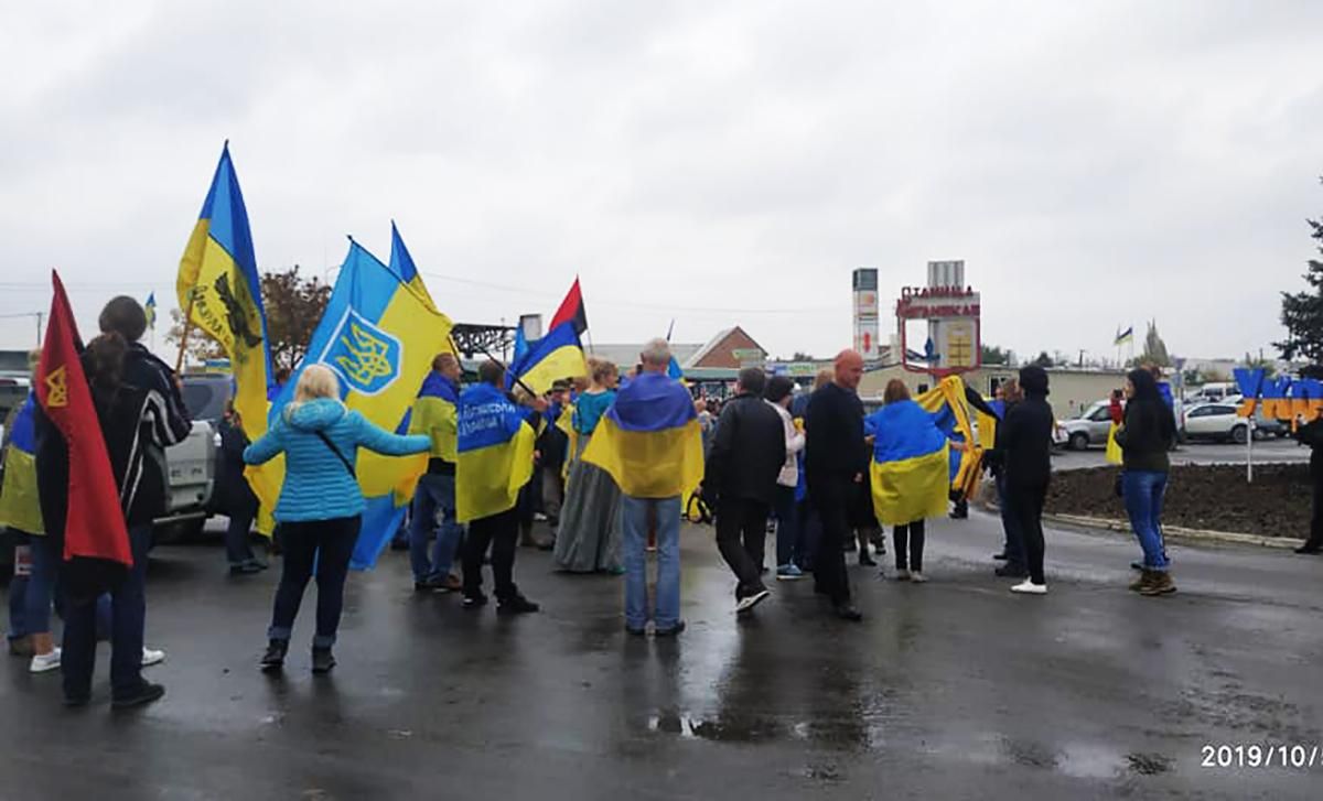 Українці влаштували протест біля КПВВ Станиця Луганська та виконали гімн: фото і відео Українці влаштували протест біля КПВВ Станиця Луганська та виконали гімн: фото і відео