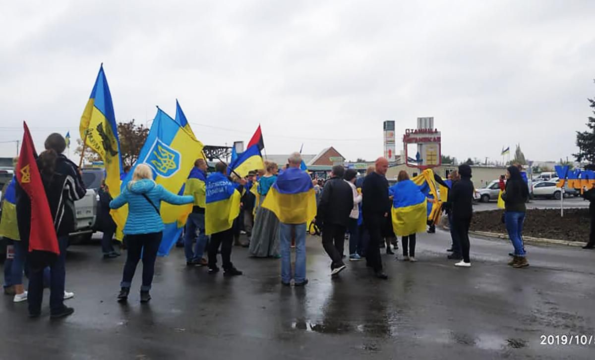 Українці влаштували протест біля КПВВ Станиця Луганська та виконали гімн: фото і відео