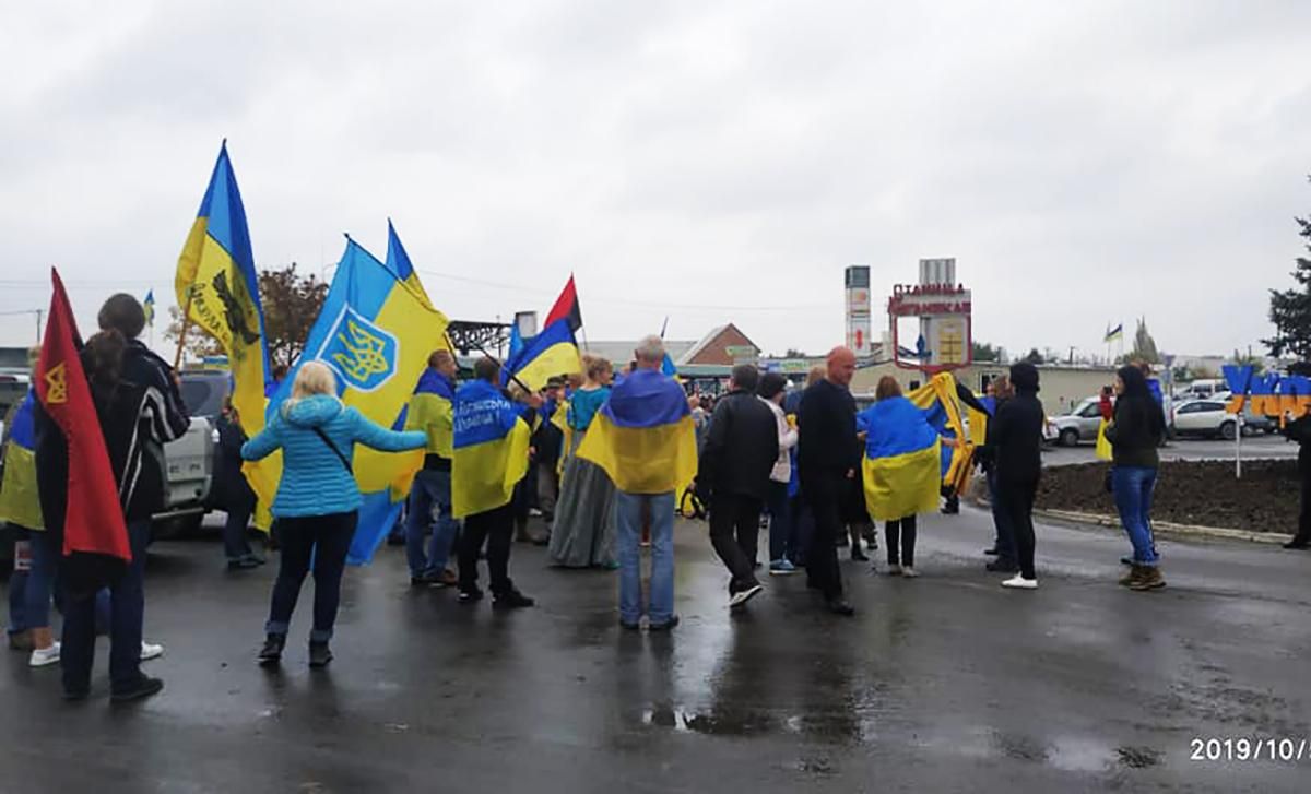 Украинцы устроили протест возле КПВВ Станица Луганская и исполнили гимн: фото и видео