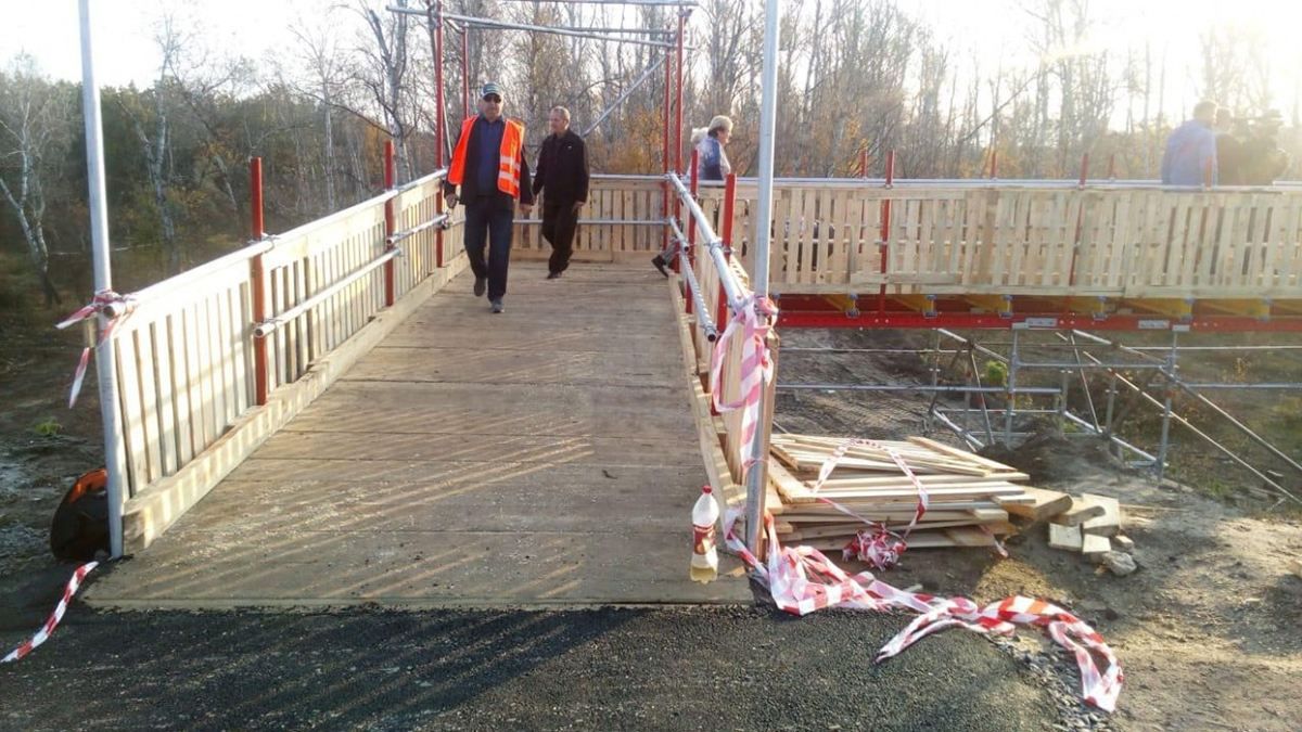 На мосту біля Станиці Луганської відкрили тимчасовий перехід: фото