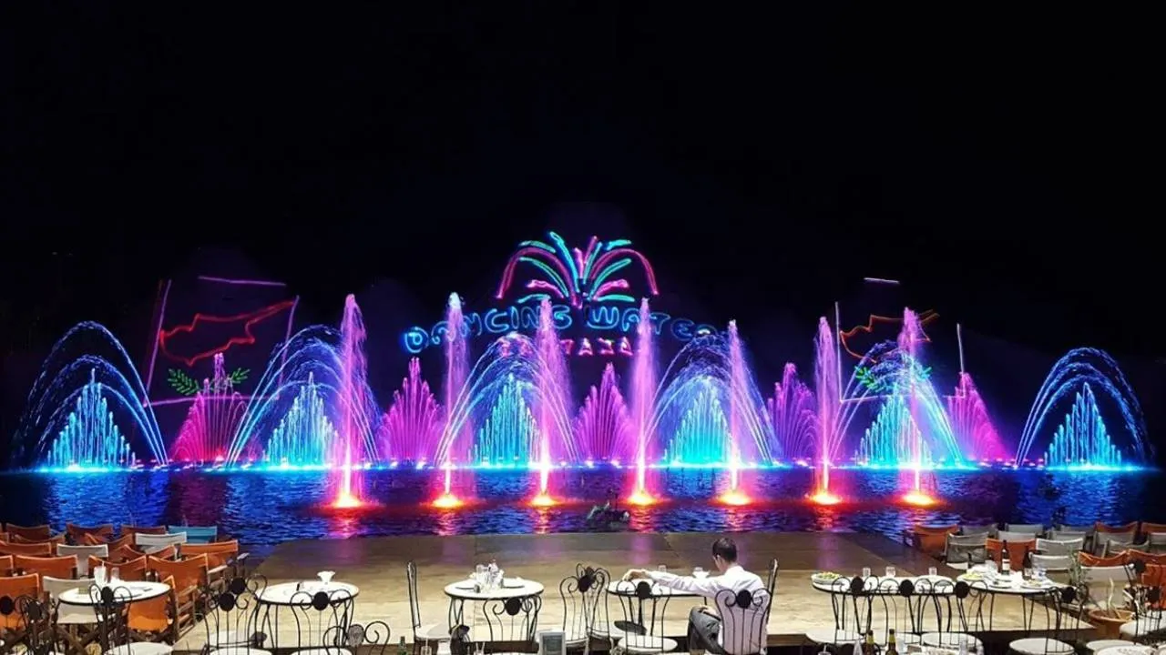 Шоу танцюючих фонтанів в Протарасі / Фото cyprus-index.ru