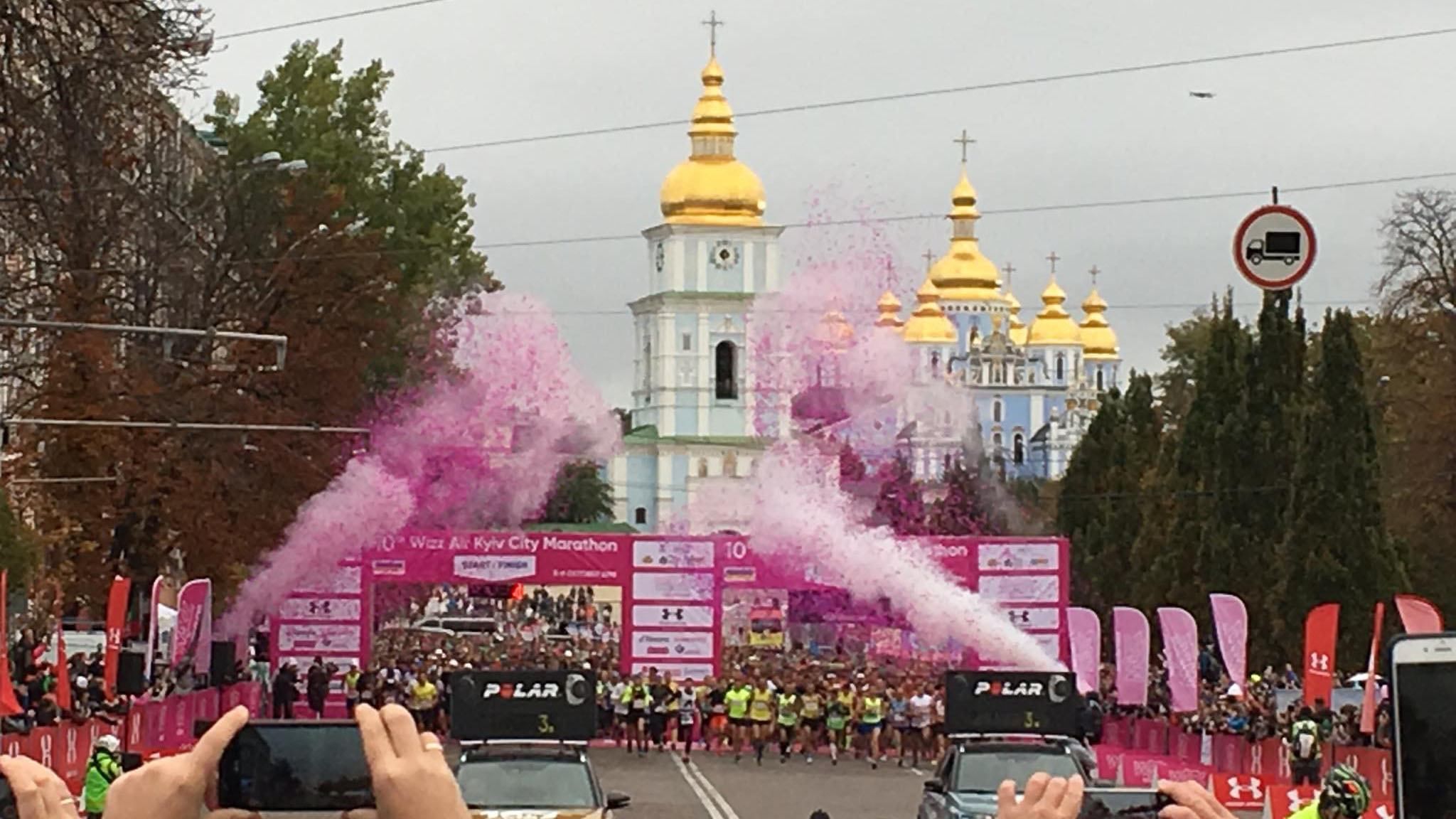 В Киеве спортивный марафон собрал 17 тысяч бегунов из 60 стран мира: фото и видео