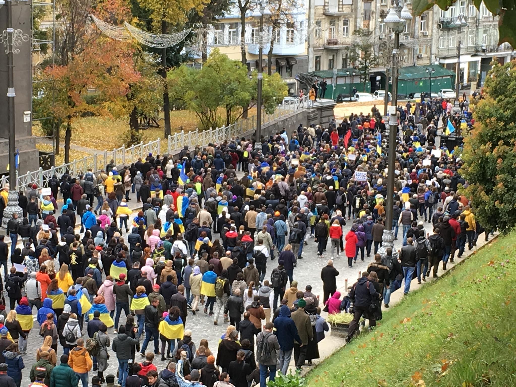 Протестующие в Киеве пошли к Офису Президента, Раде и Кабмину – фото и видео