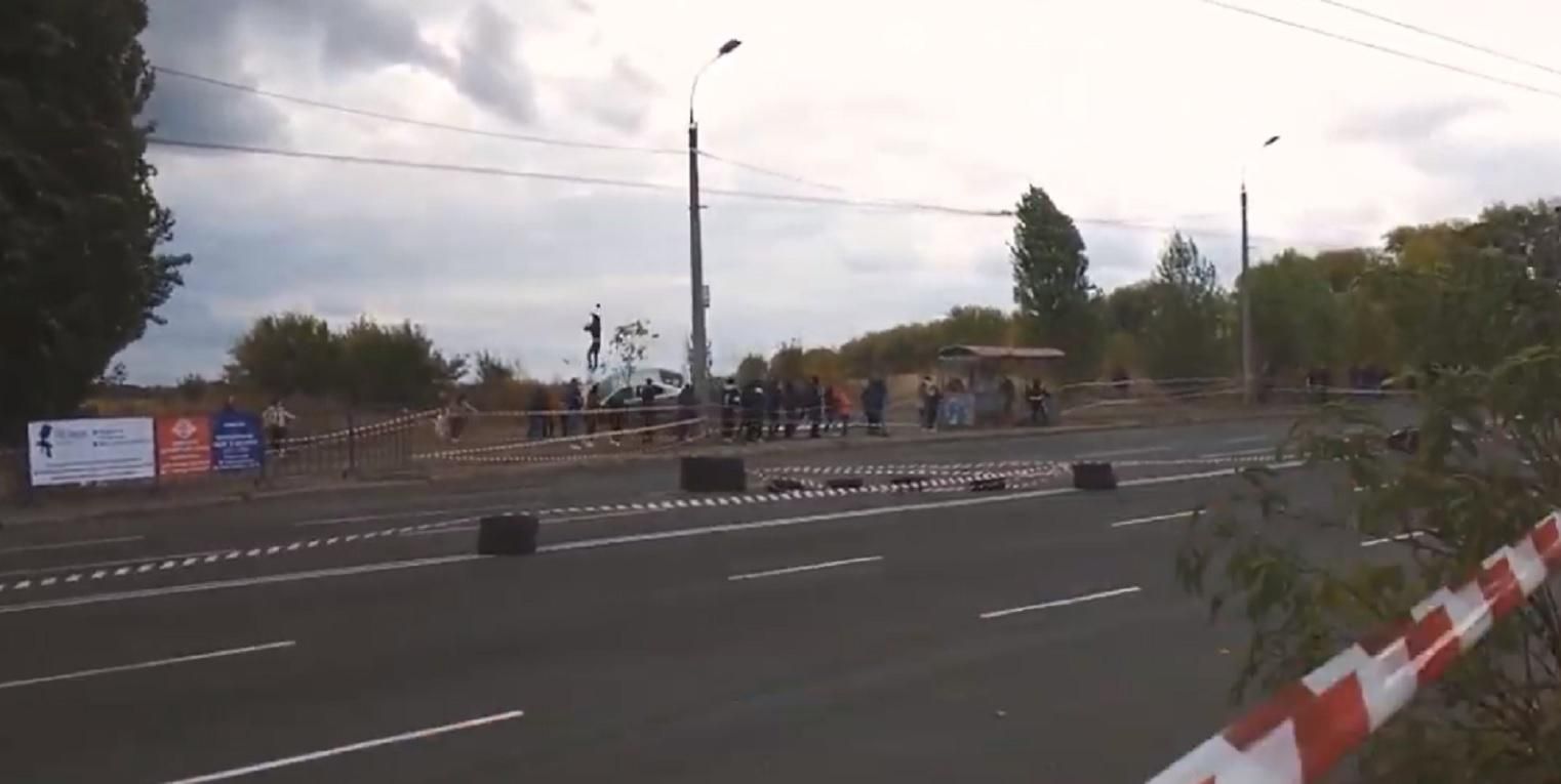 На автоперегонах у Черкасах автомобіль в’їхав у натовп та збив людину: відео 18+