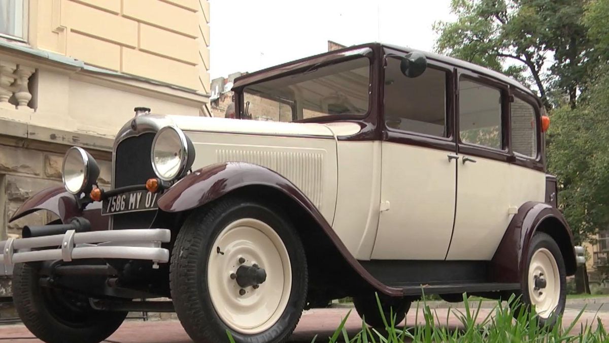 Старовинний автомобіль на вулицях Львова: фото та відео першого таксі Старовинний автомобіль на вулицях Львова: фото та відео першого таксі