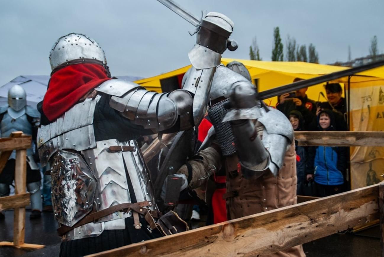 Середньовічна романтика просто неба: захопливе відео з лицарських боїв у Кривому Розі