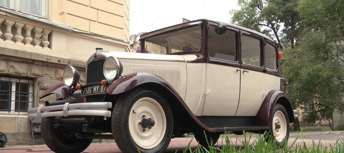 Старинный автомобиль на улицах Львова: фото и видео первого такси Старинный автомобиль на улицах Львова: фото и видео первого такси