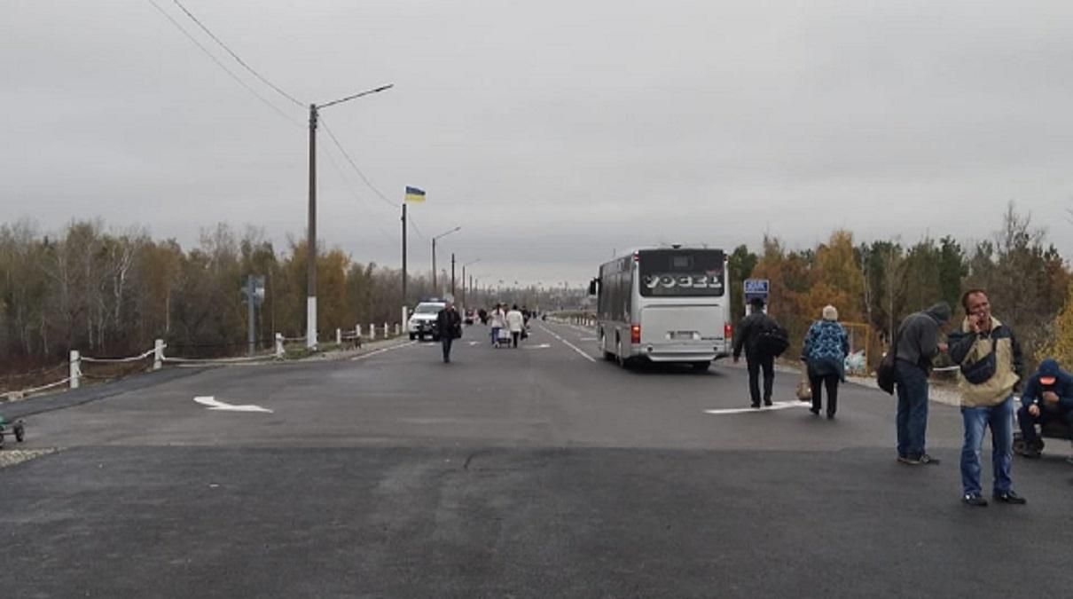 Біля мосту у Станиці Луганській встановлюють автобусні зупинки