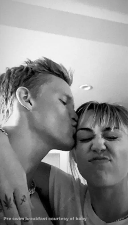 Майлі Сайрус і Коді Сімпсон Майлі Сайрус і Коді Сімпсон