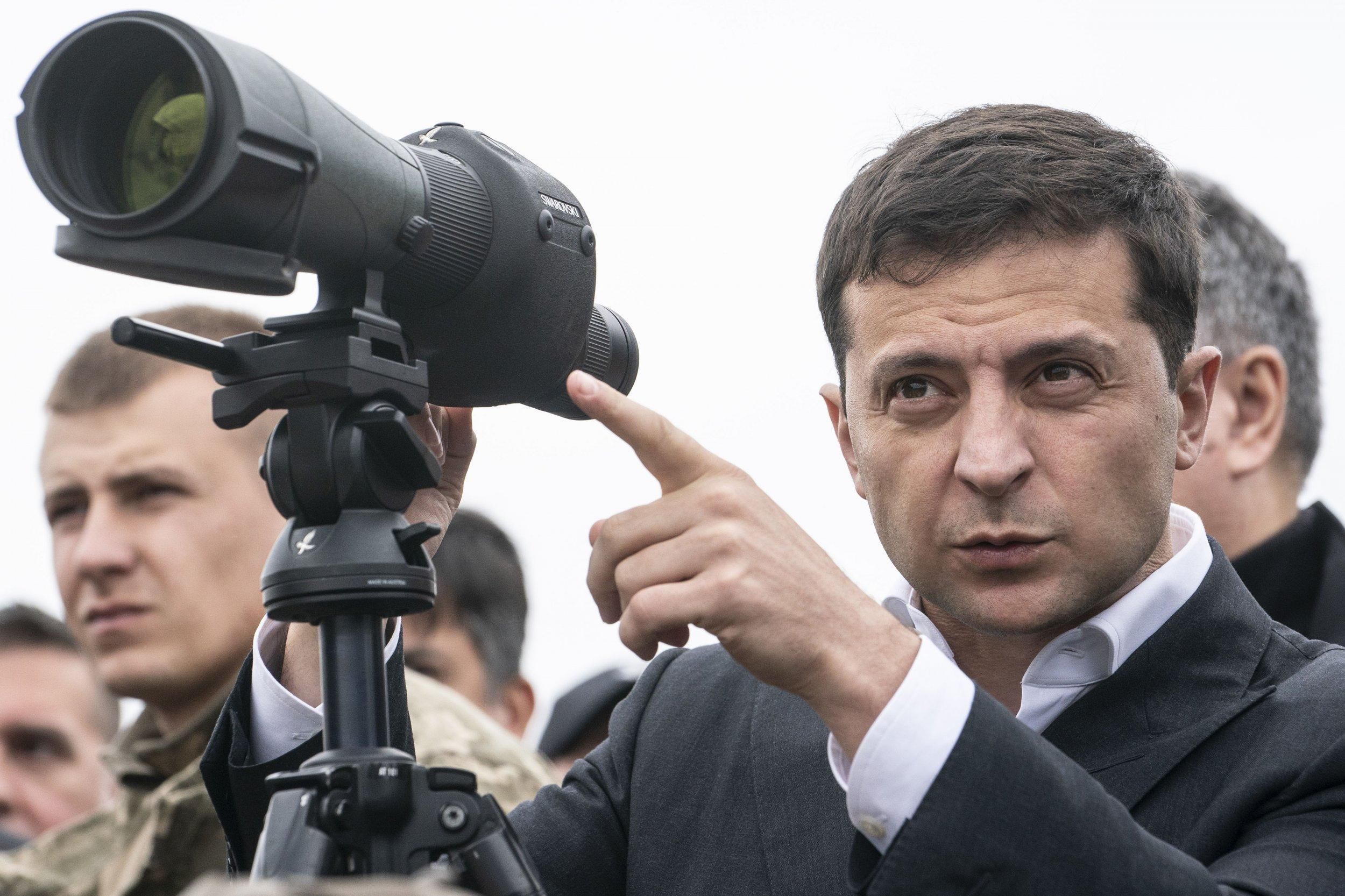 Зеленский поручил проработать вопрос упрощения въезда и выезда на Донбасс