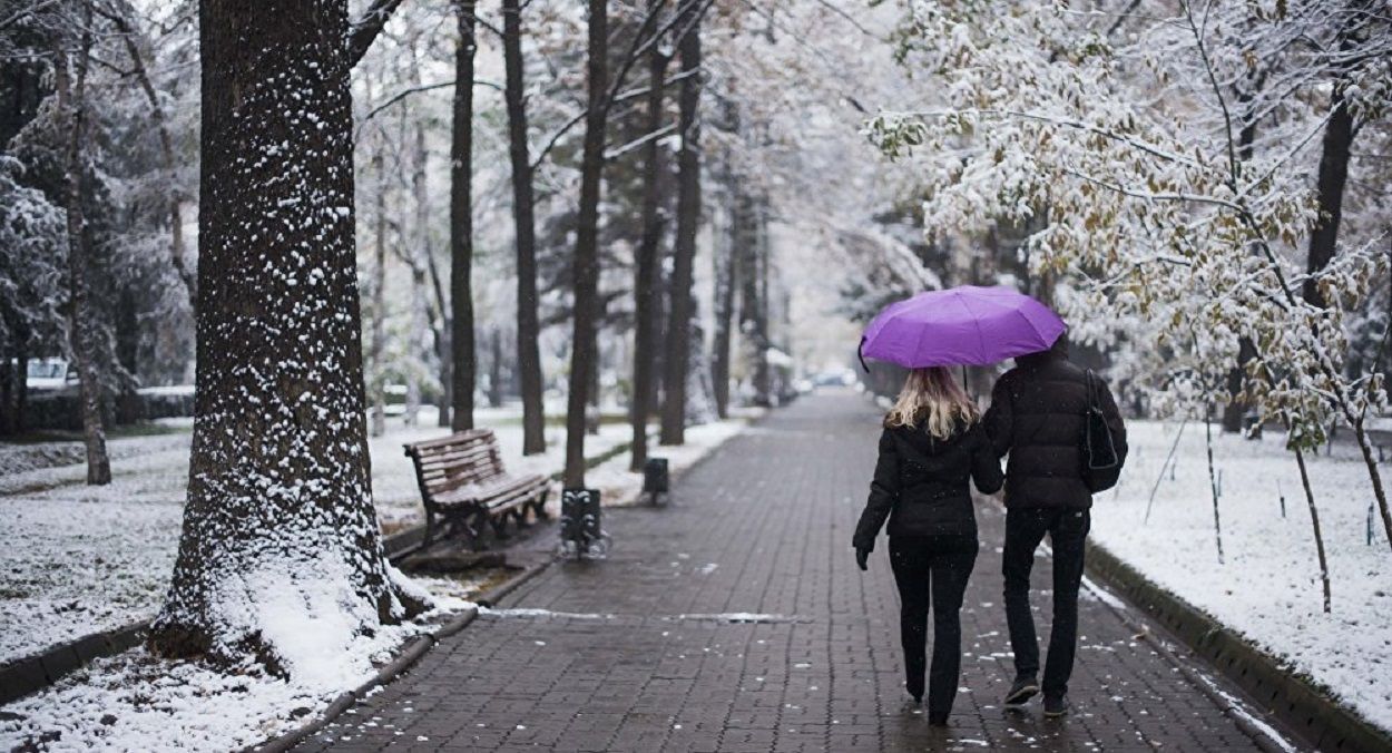 У Києві випав перший сніг: холодні відео