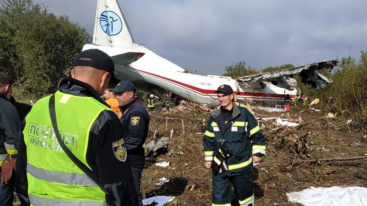 Авария самолета Ан-12 под Львовом: полиция назвала основные версии авиакатастрофы