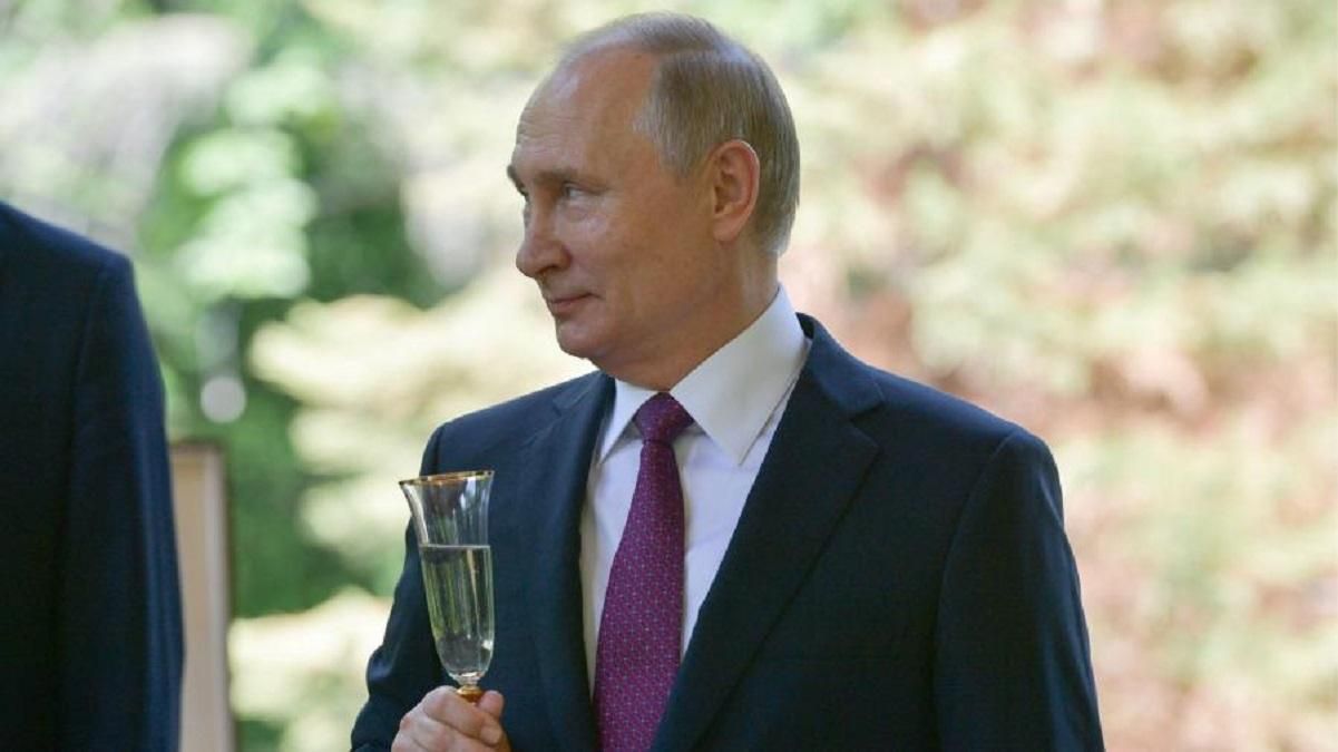 Путін зробив собі подарунок до дня народження: сам підвищив власну зарплату