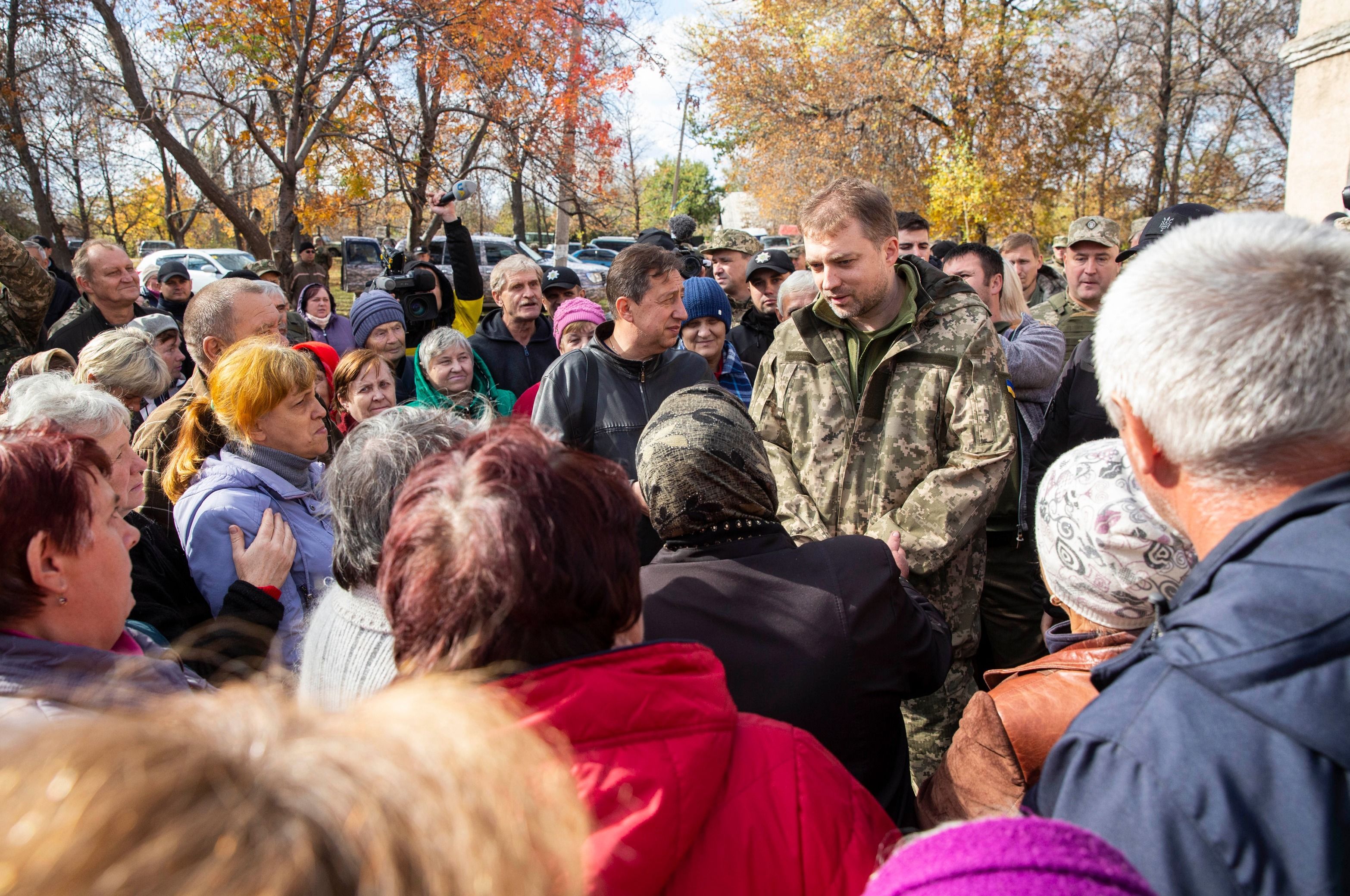 Министр обороны Загороднюк в Золотом: местные жители поддерживают разведение войск – фото