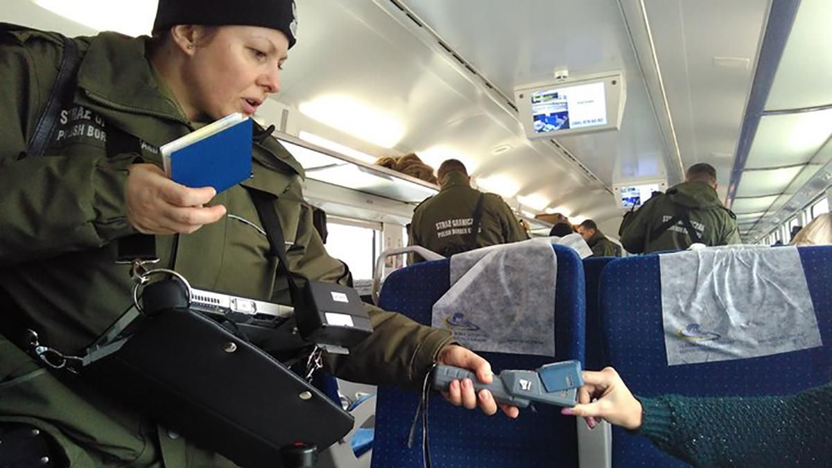 Росіянка намагалася вивезти з України старовинну ікону і Біблію: фото Росіянка намагалася вивезти з України старовинну ікону і Біблію: фото