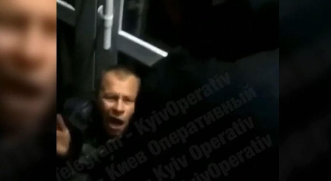 В Киеве подростки пытали мужчину электрошокером: что им грозит – видео