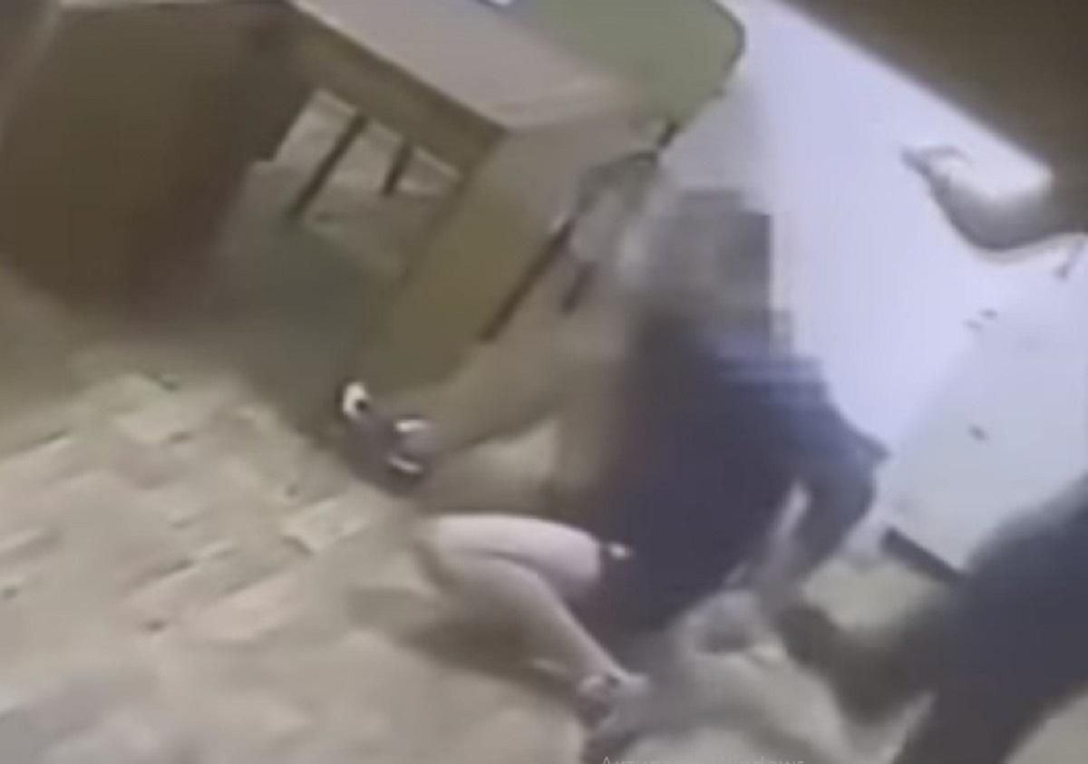 В Одесі поліцейські жорстоко били затриманих, вимагаючи зізнання: відео В Одесі поліцейські жорстоко били затриманих, вимагаючи зізнання: відео