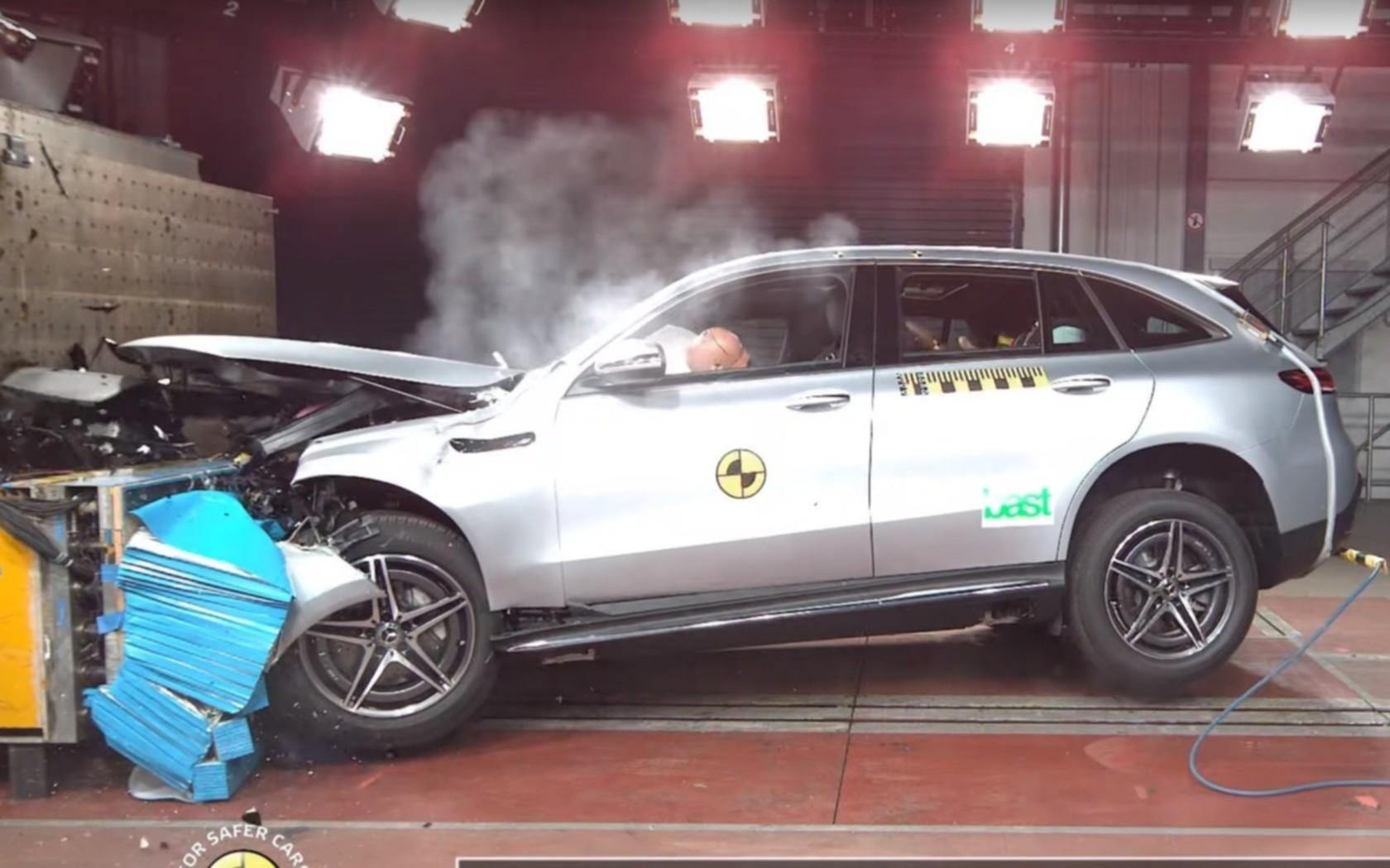 Краш-тести нових моделей: сім автомобілів розбили під час випробування – відео