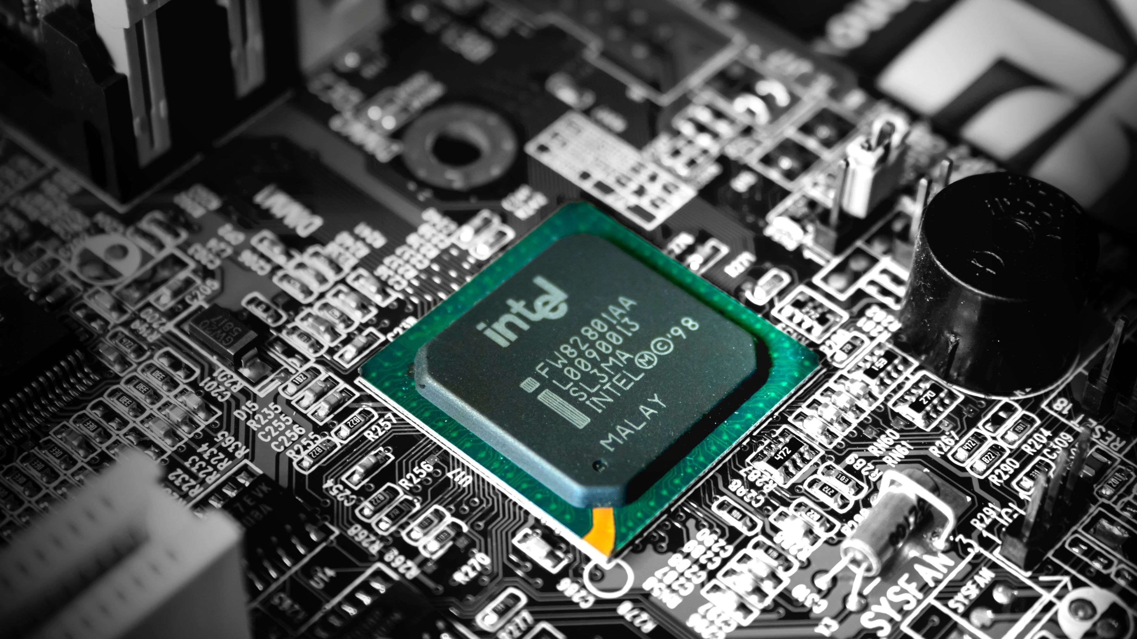 Intel сняла с производства процессоры линейки Kaby Lake-G: причины