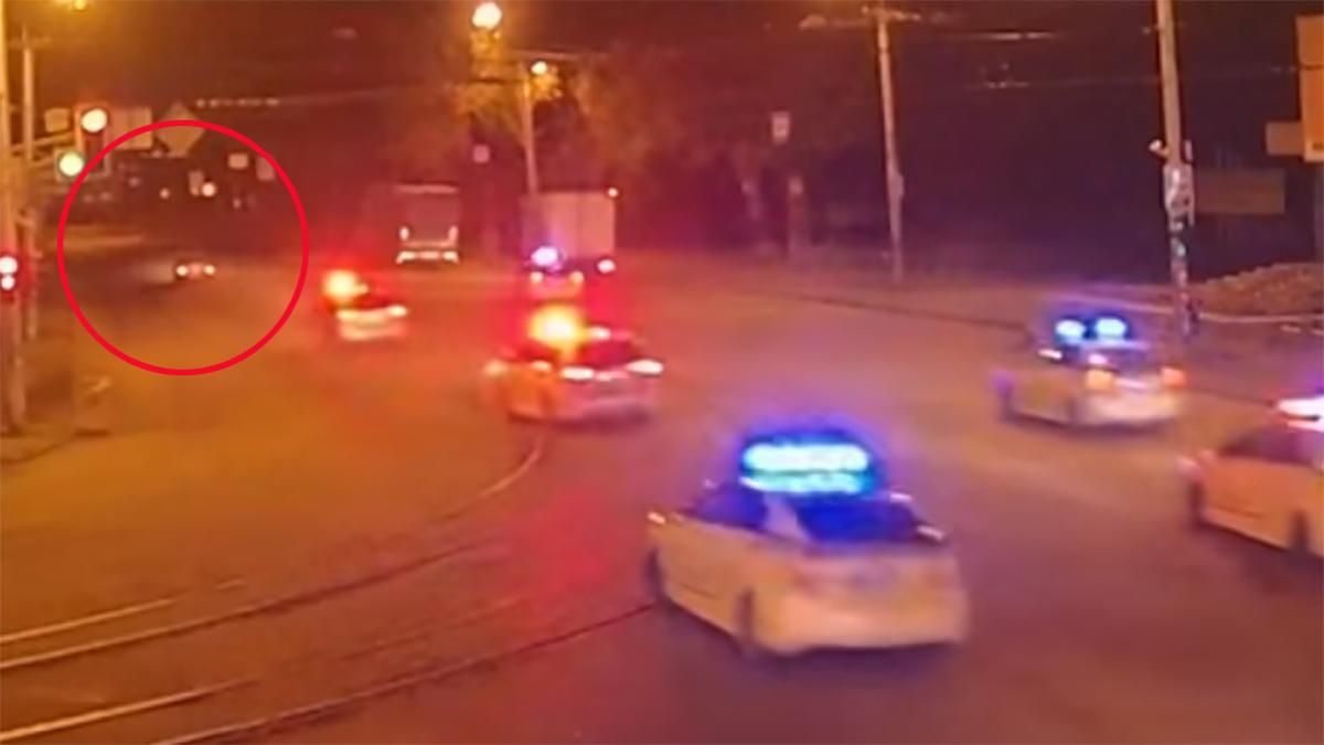 У Дніпрі поліцейські влаштували погоню зі стріляниною через побиття таксиста: відео