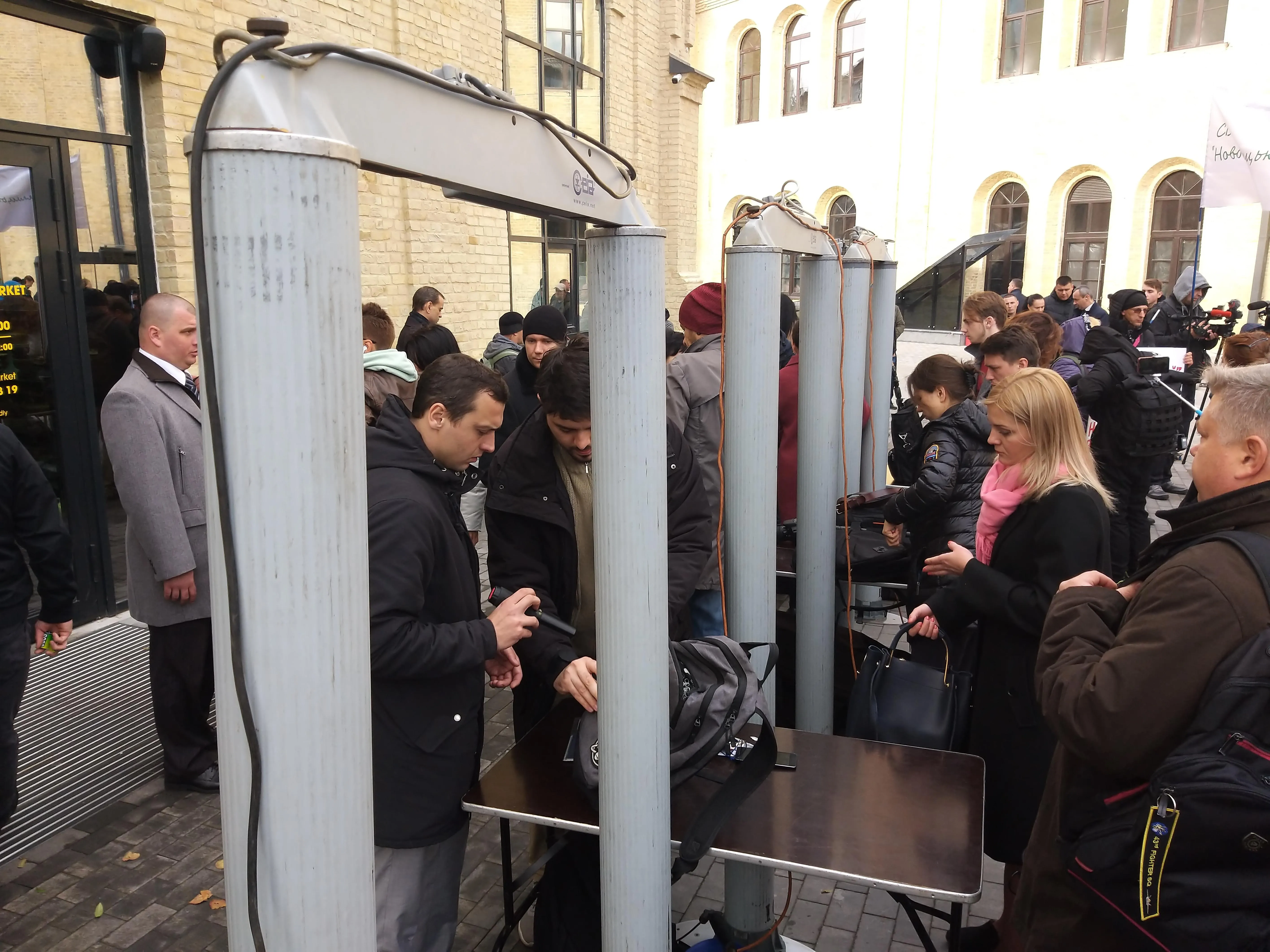 Металошукачі. журналісти, президент України, пресмарафон Металошукачі. журналісти, президент України, пресмарафон