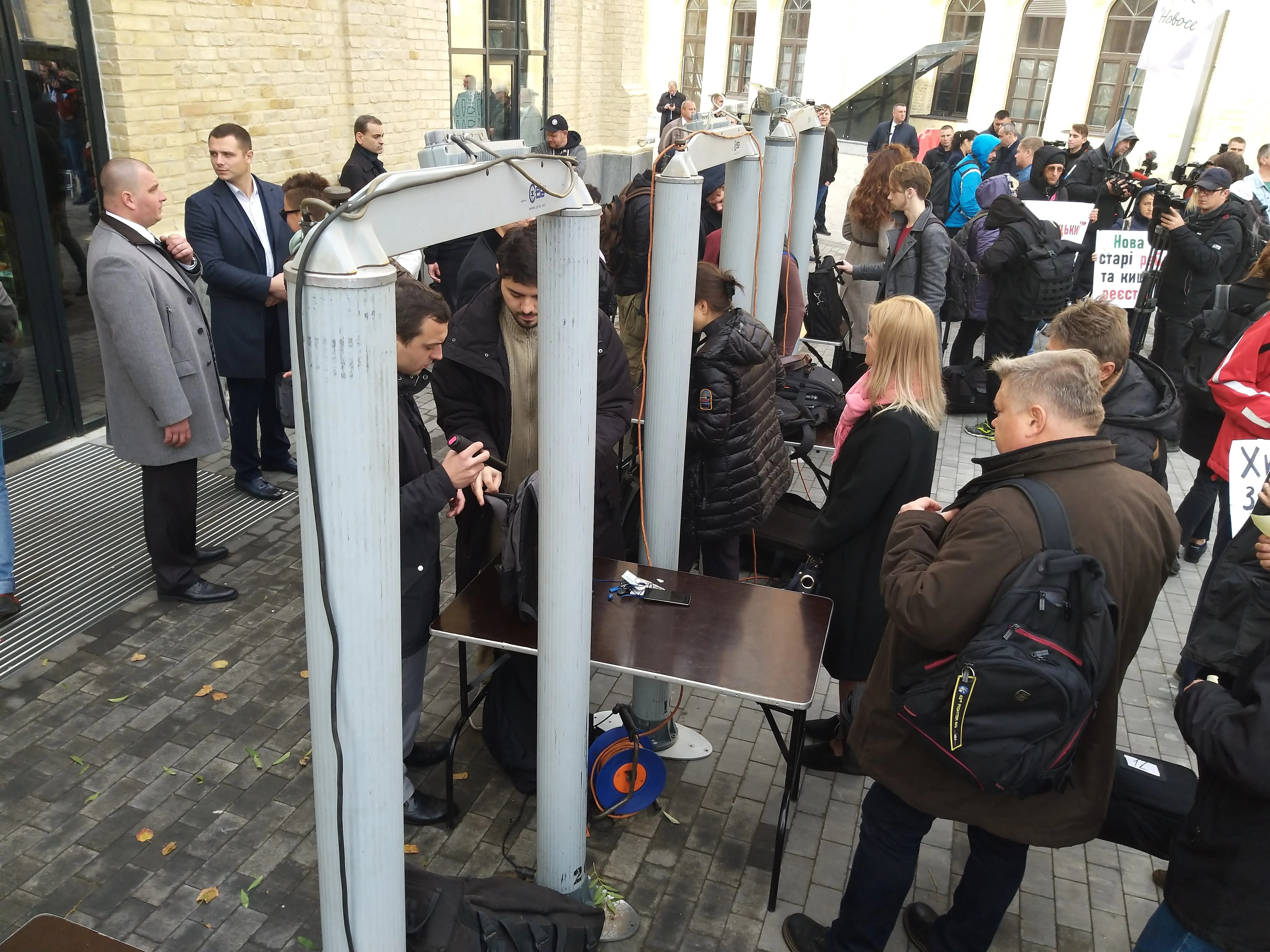 Металошукачі. журналісти, президент України, пресмарафон Металошукачі. журналісти, президент України, пресмарафон