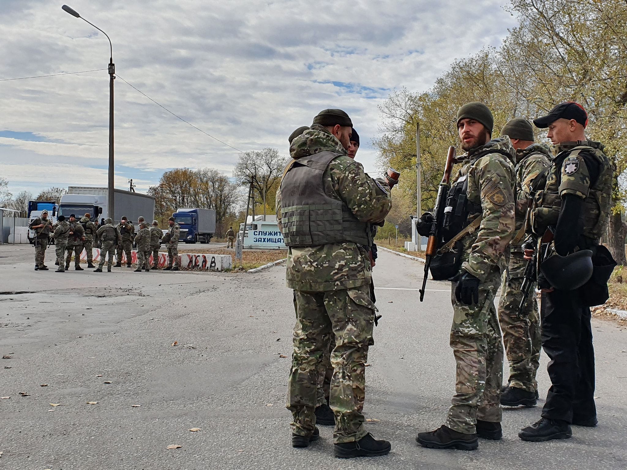 Сутички на блокпості у Кремінній: усе, що відомо – фото, відео