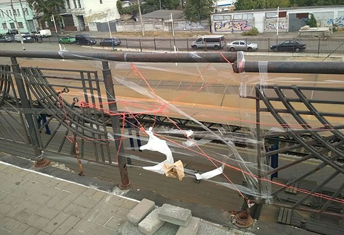 Комунальники полагодили міст у Києві нитками і скотчем: фото