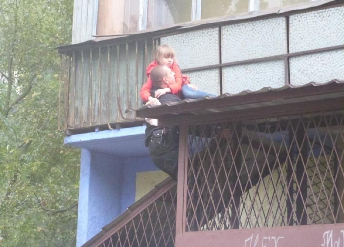 В Киеве горела девятиэтажка: из огня вытащили маленьких детей и собачку – фото, видео