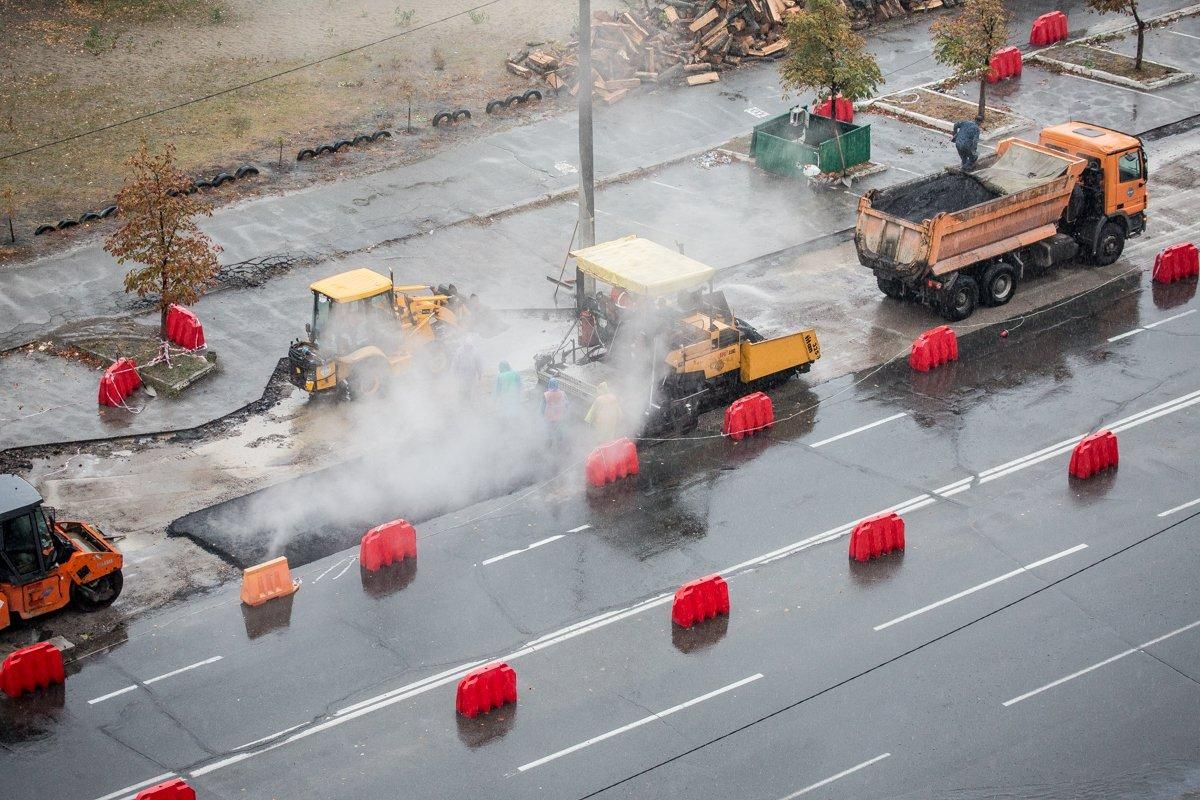 Чому у Києві кладуть асфальт у негоду: пояснення Кличка Чому у Києві кладуть асфальт у негоду: пояснення Кличка