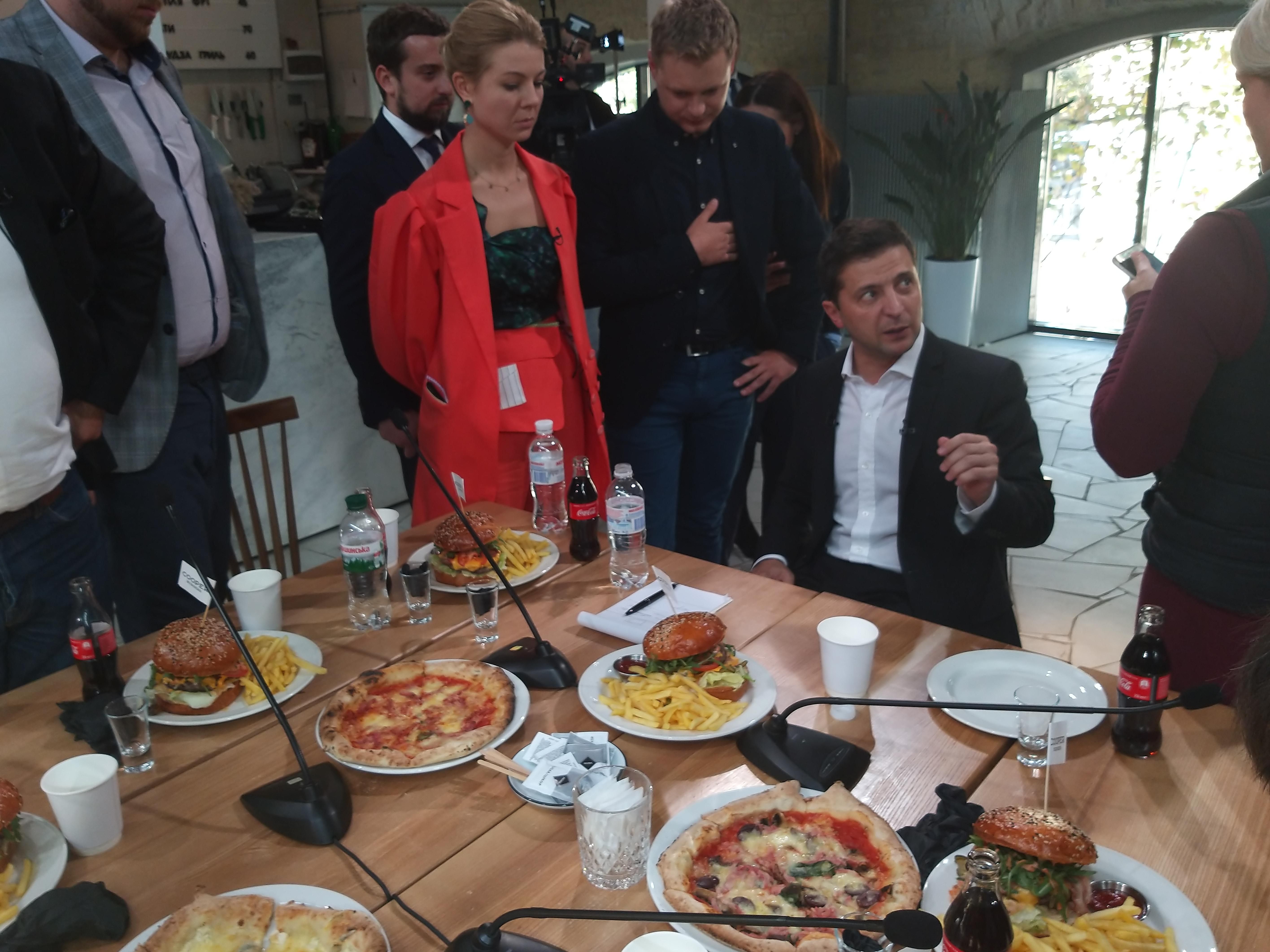 Пресмарафон Зеленського перервала невідома жінка з криками про Філатова: відео Пресмарафон Зеленського перервала невідома жінка з криками про Філатова: відео