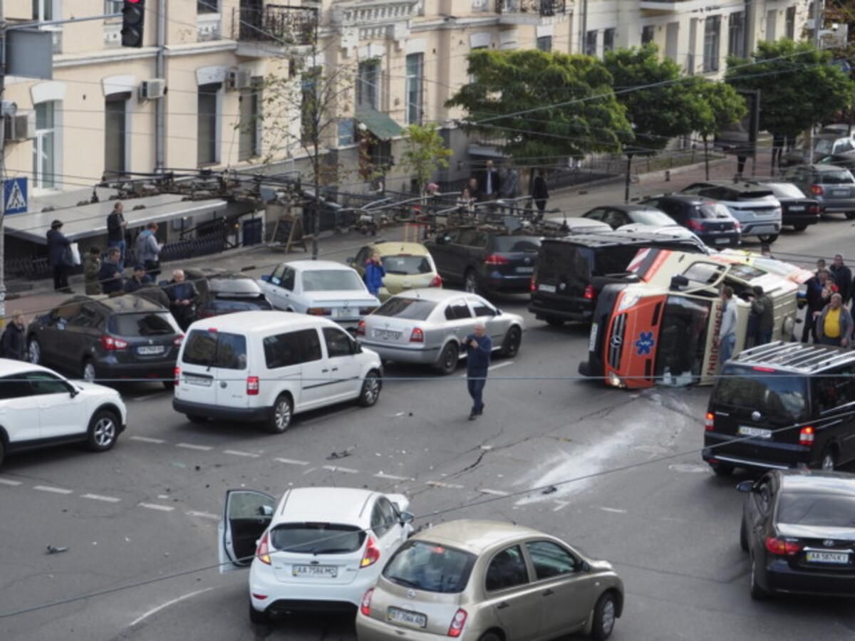 ДТП Киев 10.10.2019 – видео как скорая перевернулась с пациентом ДТП Киев 10.10.2019 – видео как скорая перевернулась с пациентом