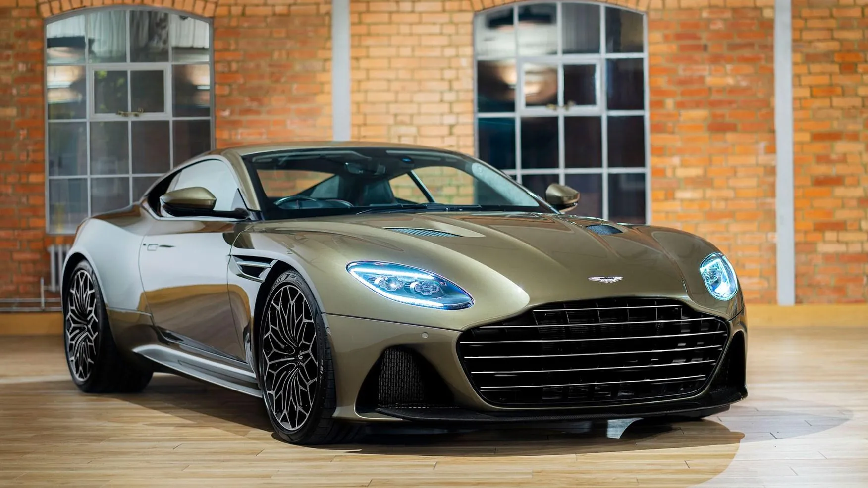 ​Автомобіль Aston Martin DBS
