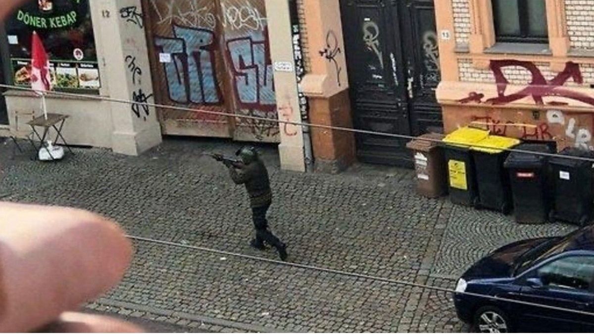 Стрілянина біля синагоги в Галле: нападника звинувачують у теракті та спробі масового вбивства Стрілянина біля синагоги в Галле: нападника звинувачують у теракті та спробі масового вбивства