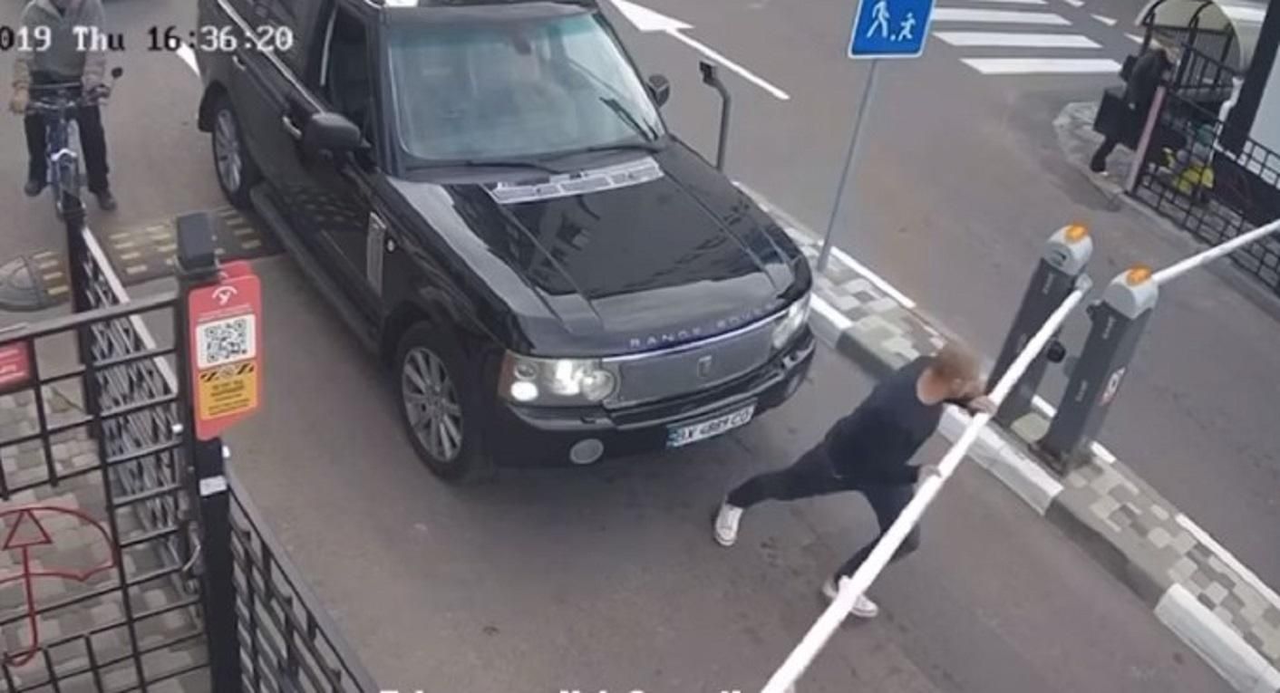 В Киеве водитель Range Rover собственноручно выломал шлагбаум: видео В Киеве водитель Range Rover собственноручно выломал шлагбаум: видео