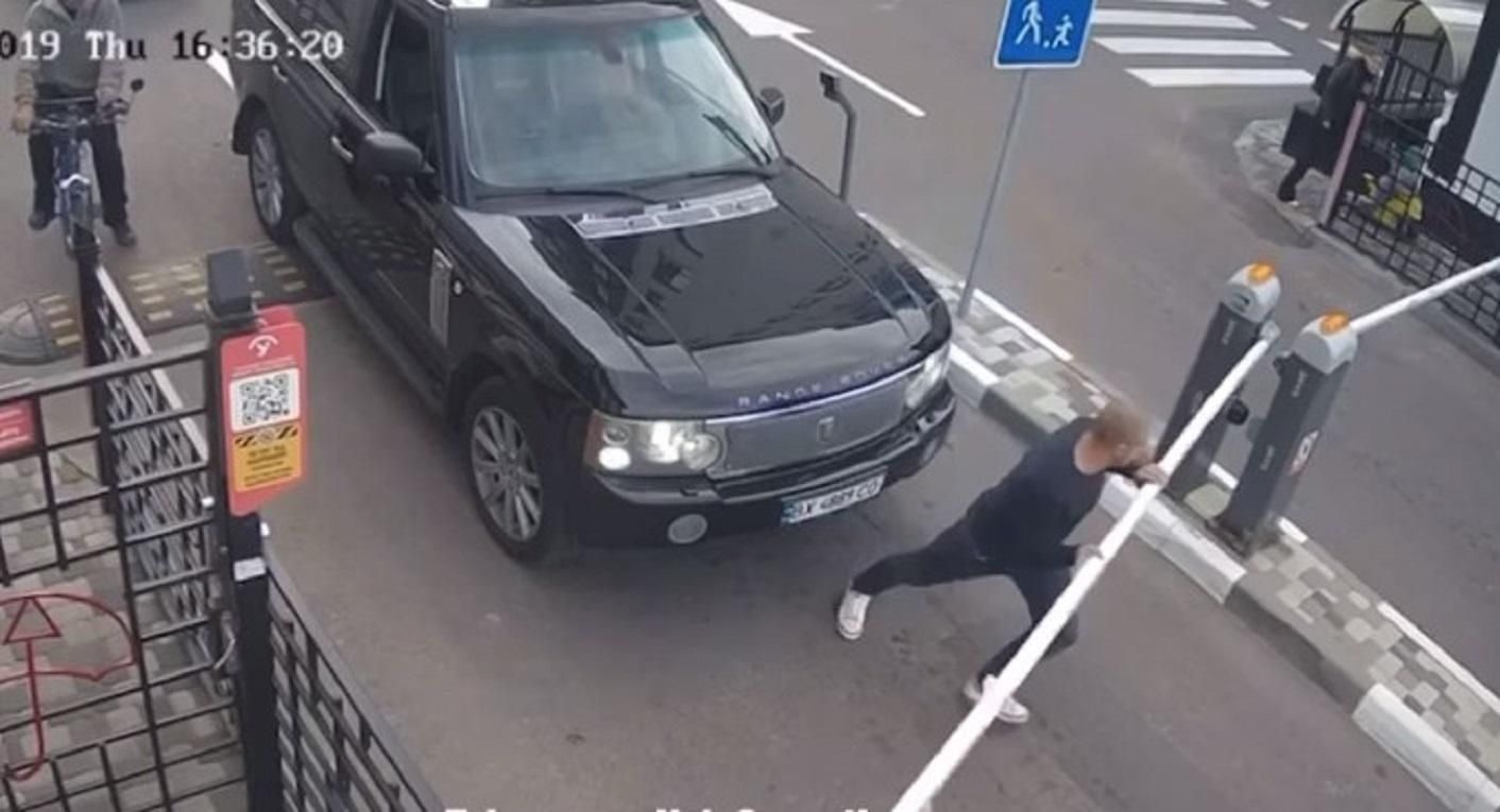 В Киеве водитель Range Rover собственноручно выломал шлагбаум: видео