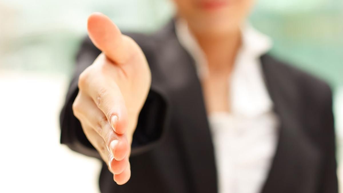 Солдат відмовився потиснути жінці руку і його звільнили Солдат відмовився потиснути жінці руку і його звільнили