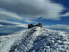 Карпати знову замело: фото з засніженої вершини