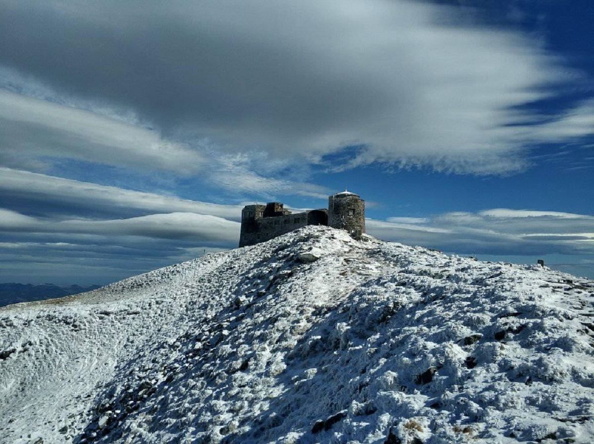 Карпаты снова замело: фото с заснеженной вершины