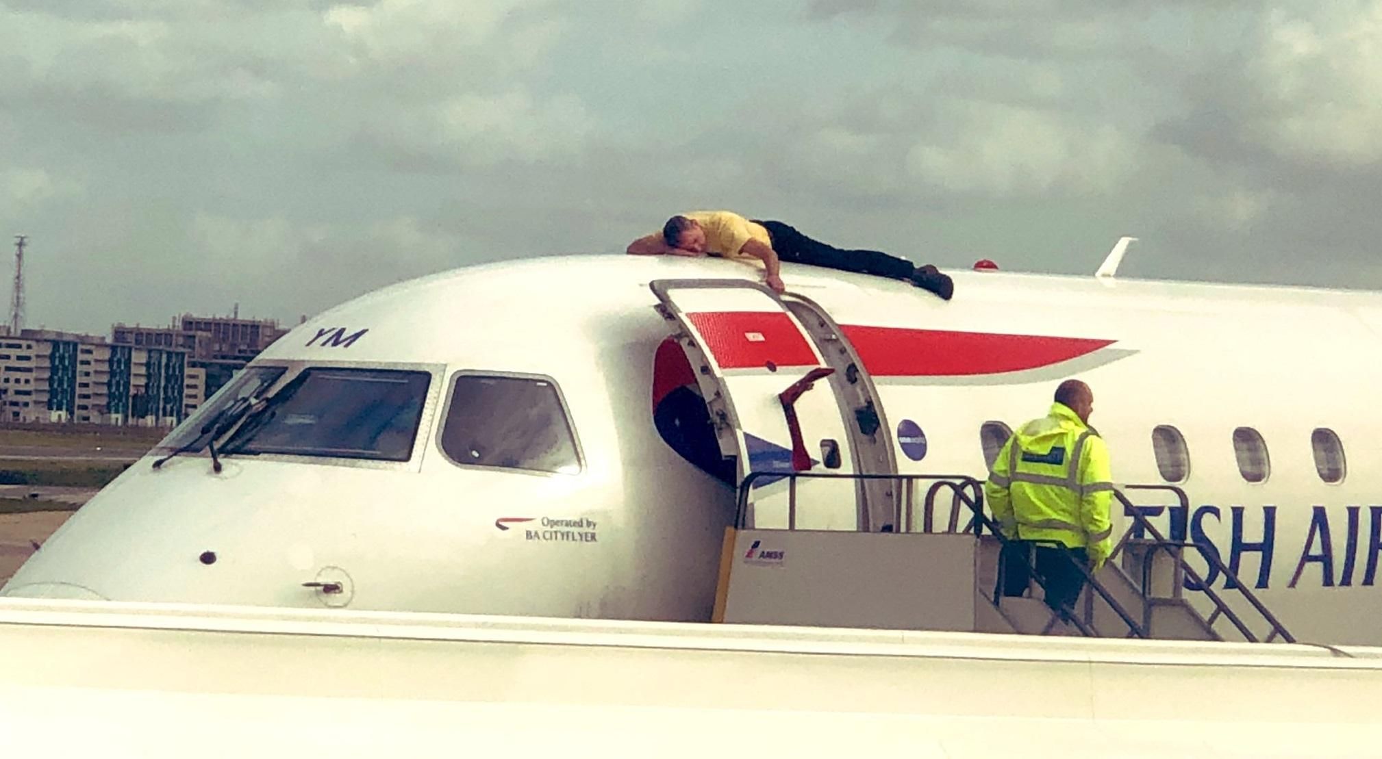 Экоактивист в знак протеста залез на самолет в Лондоне: фото и видео Экоактивист в знак протеста залез на самолет в Лондоне: фото и видео