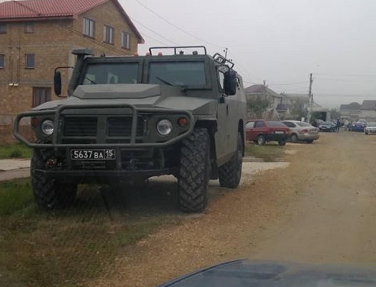 У кримську мечеть увірвалися силовики ФСБ: будівлю оточили бронеавтомобілі – фото