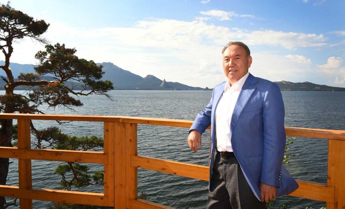 "Рисую природу": экс-президент Казахстана Назарбаев стал художником