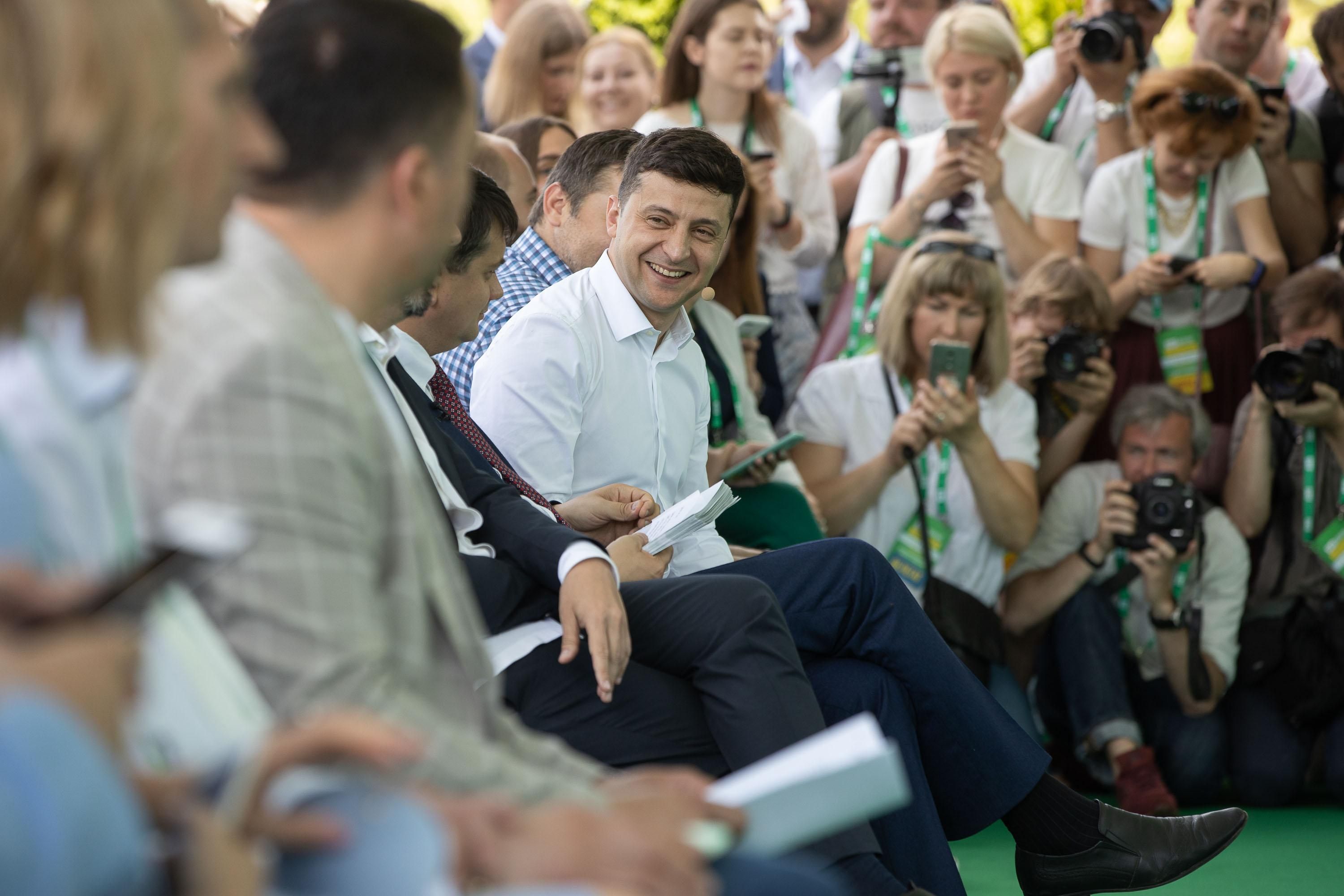 С президентом и правительством: почему "Слуги народа" собираются вне парламента