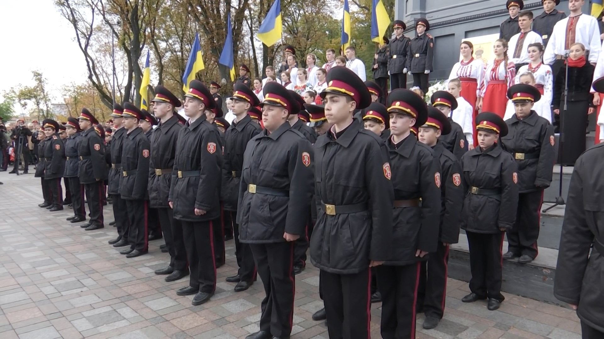 Украинских юношей и девушек посвятили в кадеты: трогательные фото