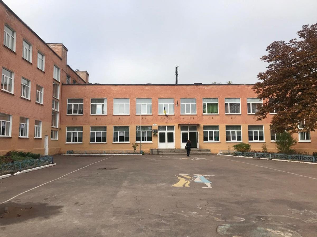 Неизвестные распылили газ в школе Чернигова: девять детей госпитализировали