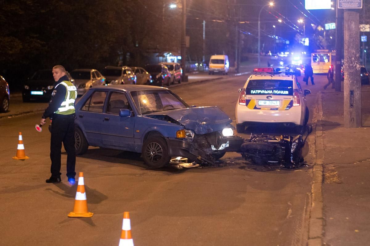 Пьяный водитель сбил мотоциклиста и хотел побить очевидцев: фото, видео Пьяный водитель сбил мотоциклиста и хотел побить очевидцев: фото, видео