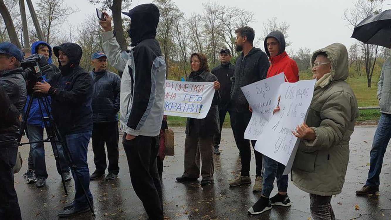 Люди протестовали офис ОБСЕ в Мариуполе: фото, видео