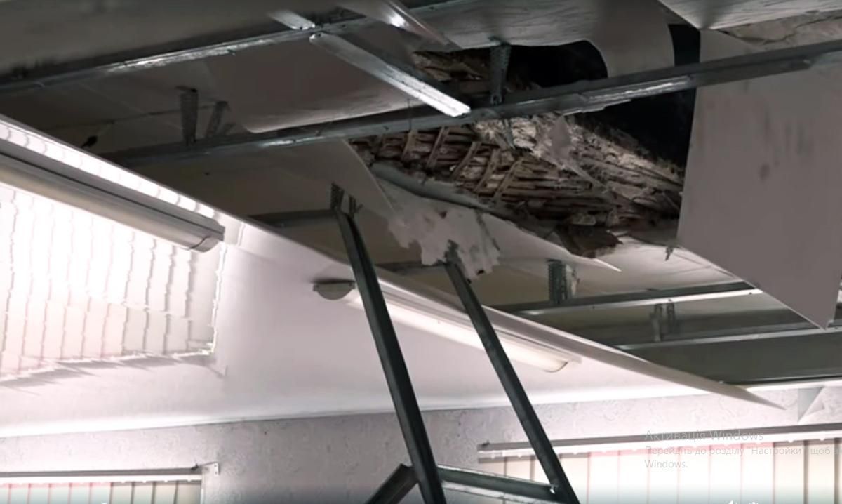 Потолок обвалился в одной из школ Харькова: фото Потолок обвалился в одной из школ Харькова: фото