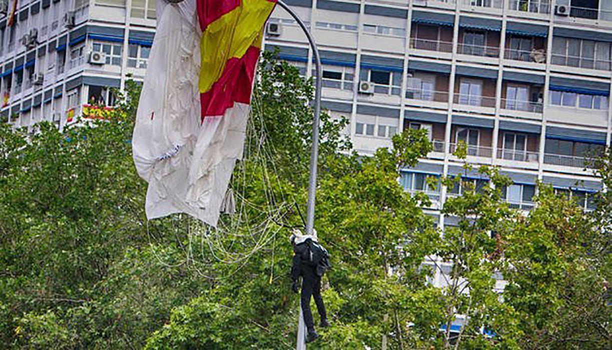Військовий повис на ліхтарі з національним прапором під ногами: скандальне відео з Іспанії
